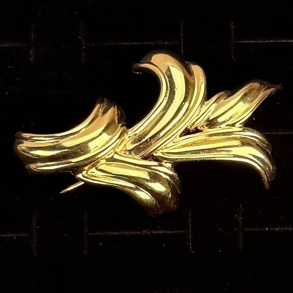 Vintage goldtone weighted, Monet, large brooch pin